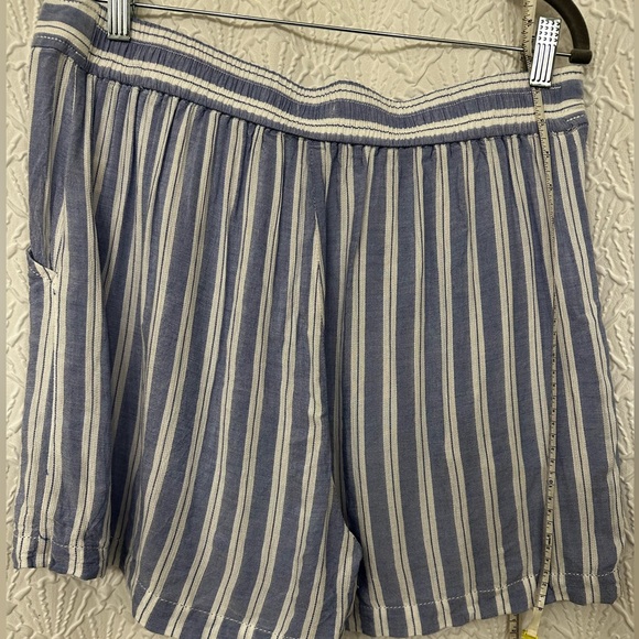 Shorts - Picture 2 of 3